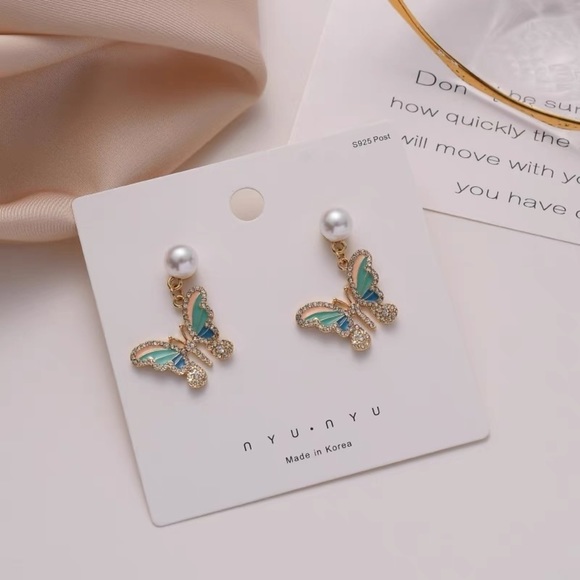 Jewelry - NWT pastel enamel crystal butterfly with Pearl stud earrings